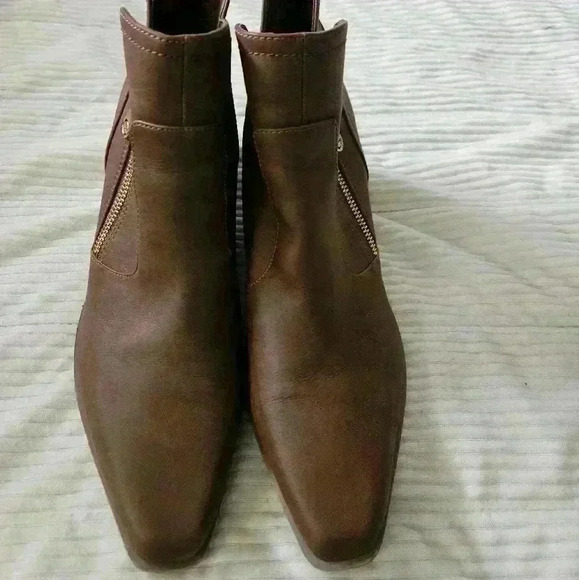 G by Guess Brown ankle boots.  Size 9.5. Gold zipper on outside. - Picture 2 of 12